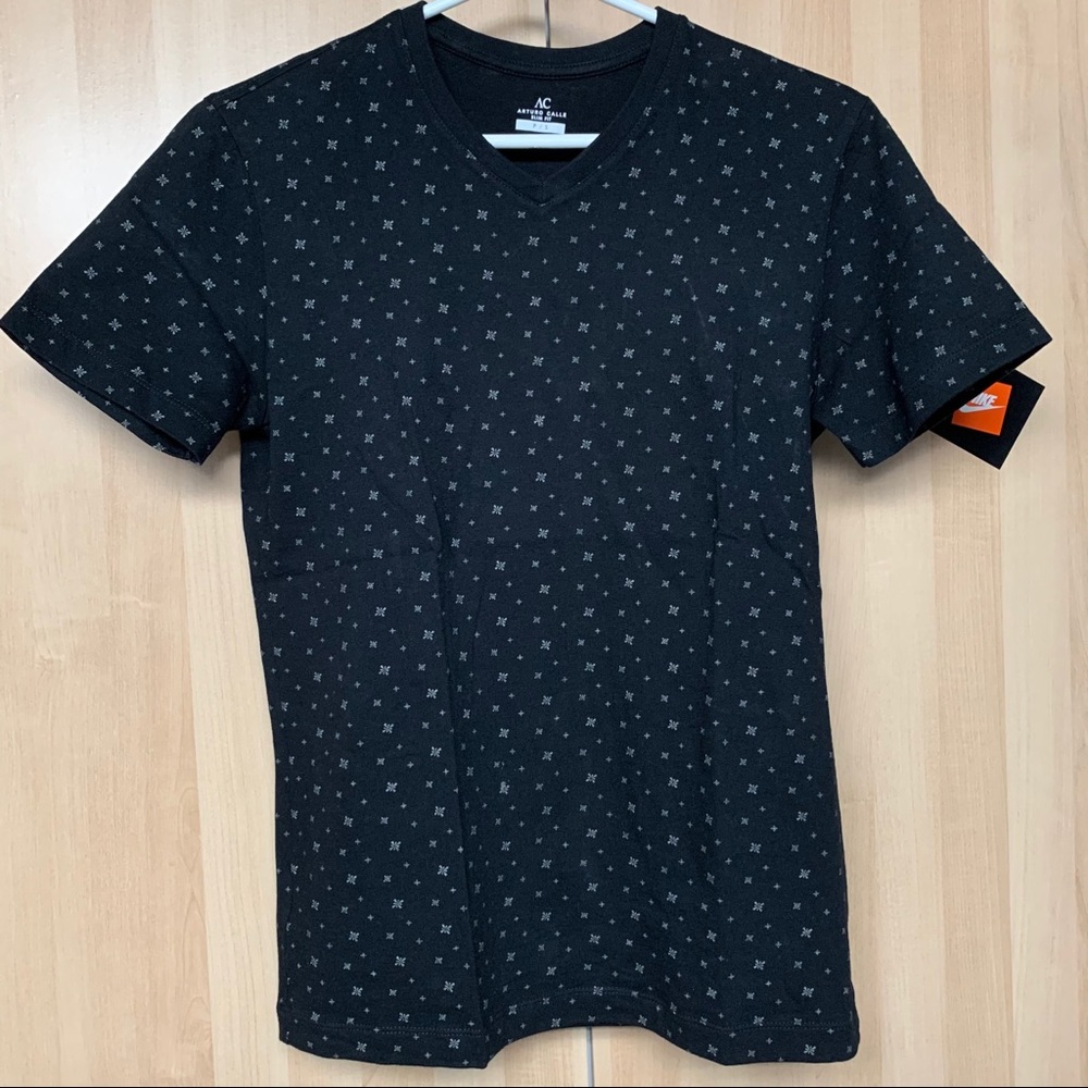 Arturo Calle V-Neck Graphic T-Shirt